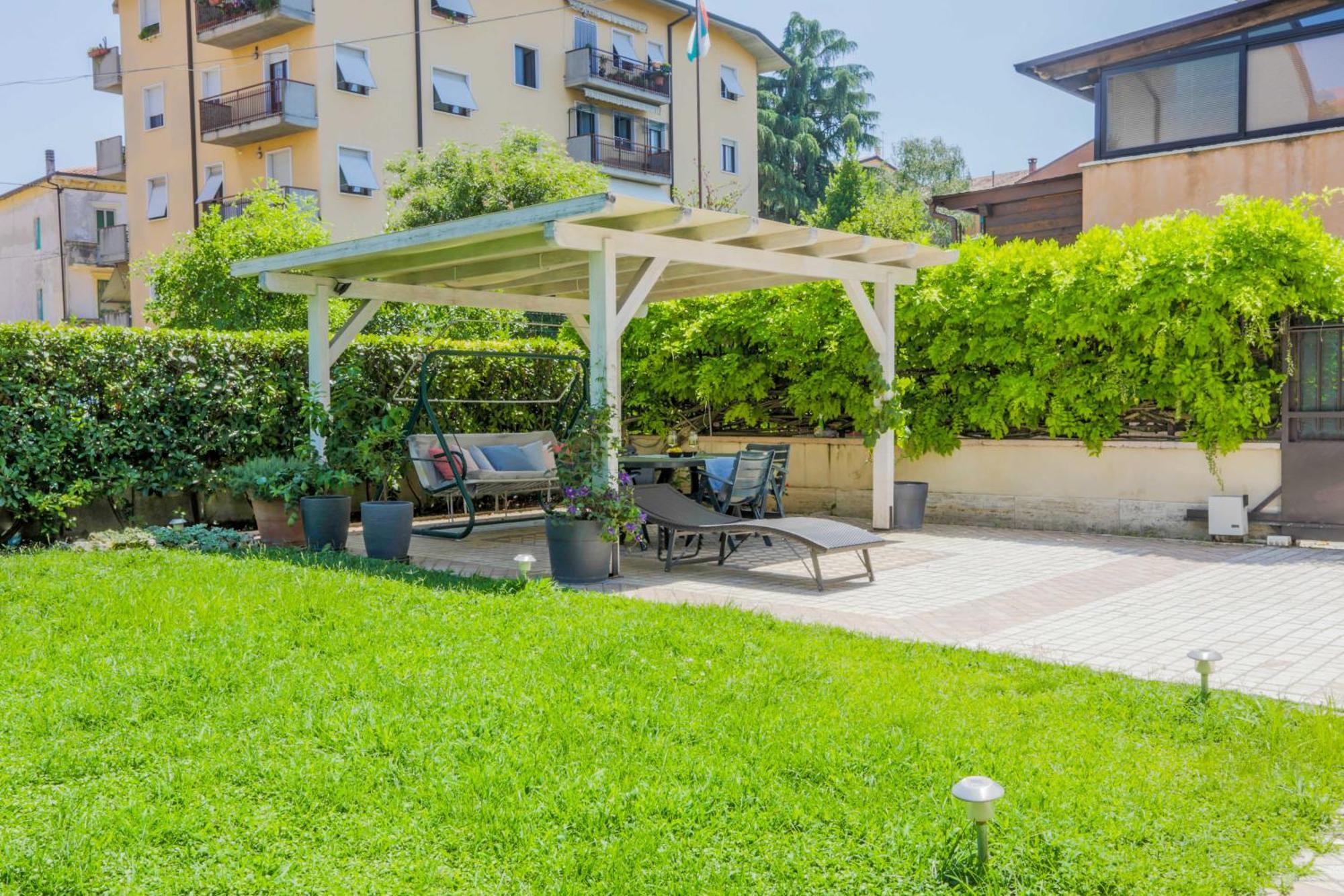 Apartment Elegant Apartment: Free Netflix, Wi-fi & Parking