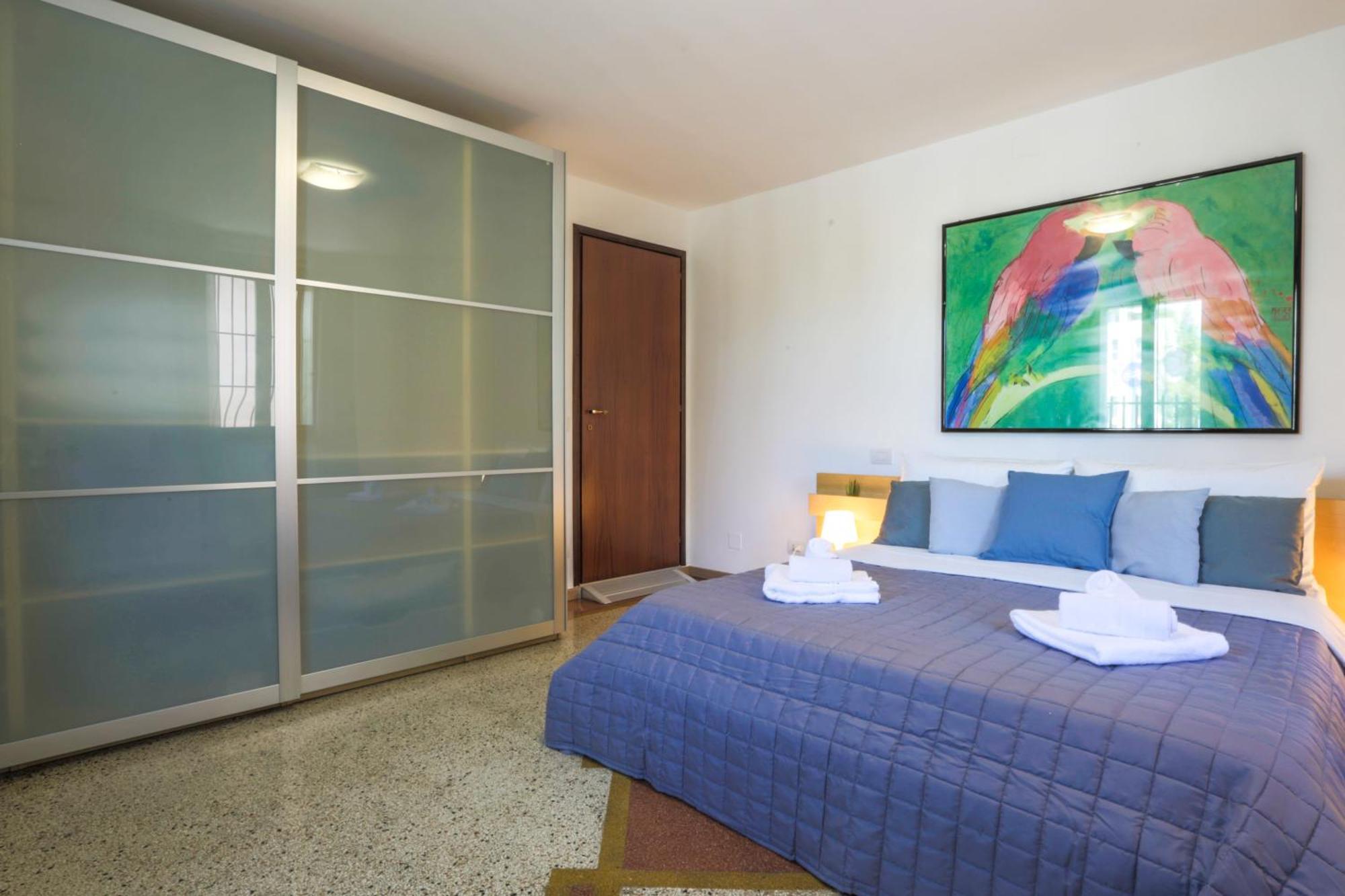 Elegant Apartment: Free Netflix, Wi-fi & Parking